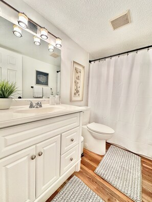 Bathroom - New! Key Largo Escape 2BR/2BA, Marina, Pickleball, Tennis, Pool and Ocean Access (Key Largo)