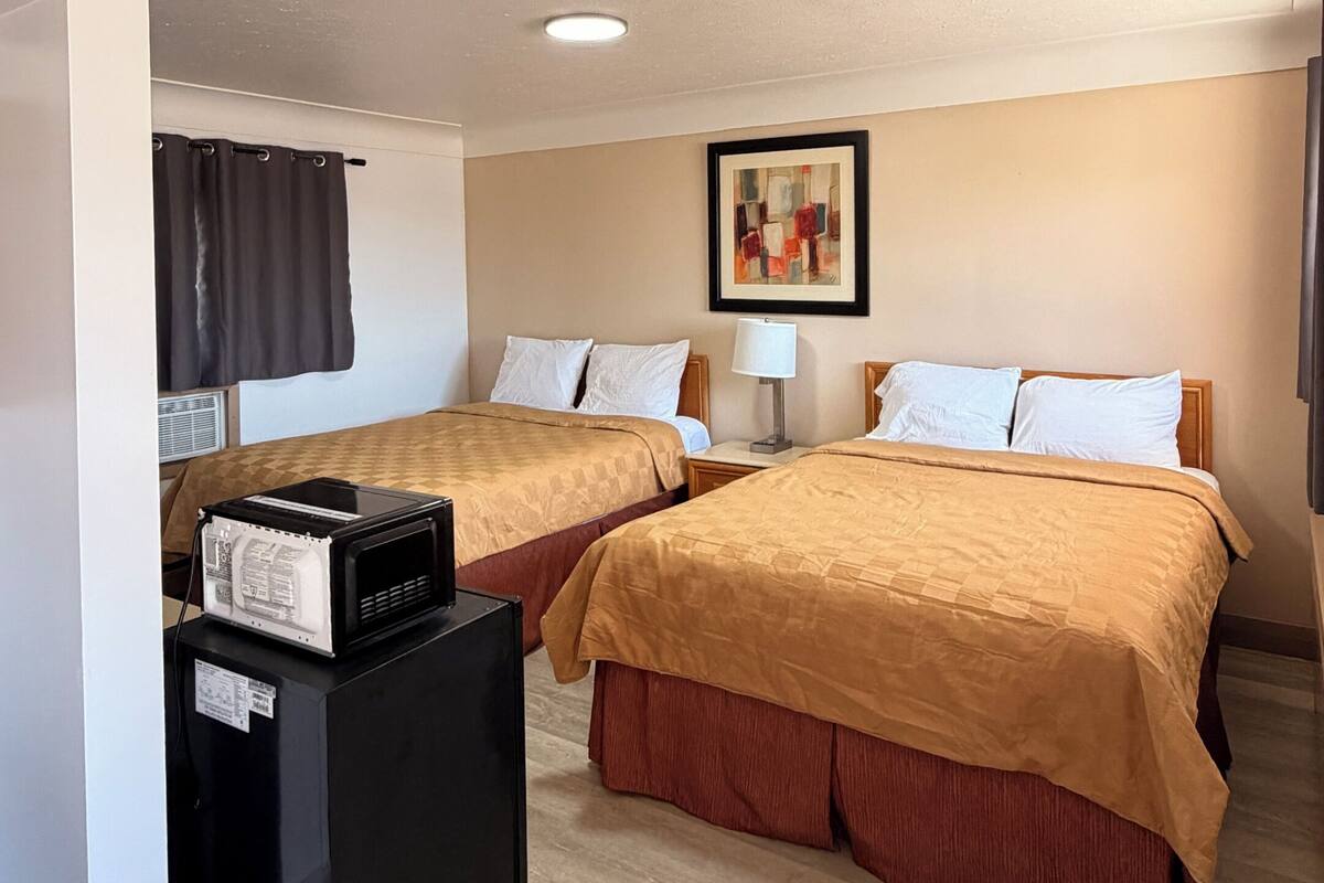 Kamar, 2 Tempat Tidur Queen, Bebas Asap Rokok | Meja kerja, Wi-Fi gratis, dan seprai linen