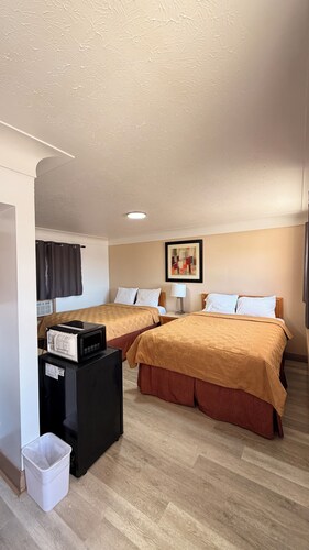 Queen's Motel Blenheim Near Lake Erie ON