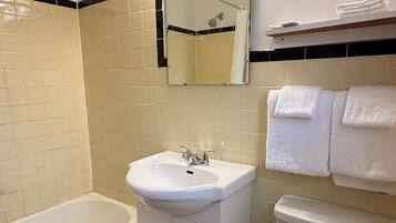 Quarto, 2 camas Queen, para não fumantes | Banheiro | Produtos de toalete grátis, toalhas de banho