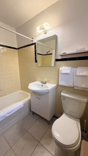 Kamar, 2 Tempat Tidur Queen, Bebas Asap Rokok | Kamar mandi | Perlengkapan mandi gratis dan handuk
