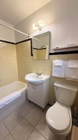 Quarto, 2 camas Queen, para não fumantes | Banheiro | Produtos de toalete grátis, toalhas de banho