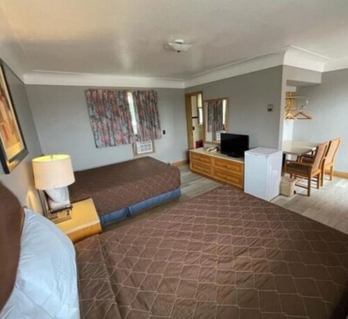 Queen's Motel Blenheim Near Lake Erie ON