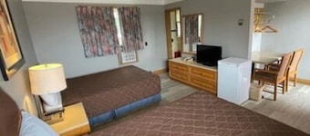 Queen's Motel Blenheim Near Lake Erie ON