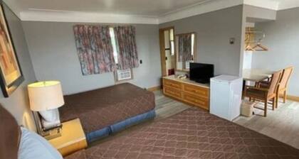 Queen's Motel Blenheim Near Lake Erie ON