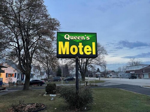 Queen's Motel Blenheim Near Lake Erie ON