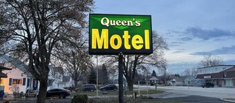 Queen's Motel Blenheim Near Lake Erie ON