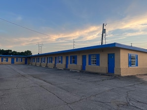 Property entrance - Holiday Motel Tulsa OK (Tulsa)