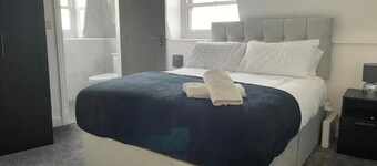 OYO The Royal Crest Hotel & Bar