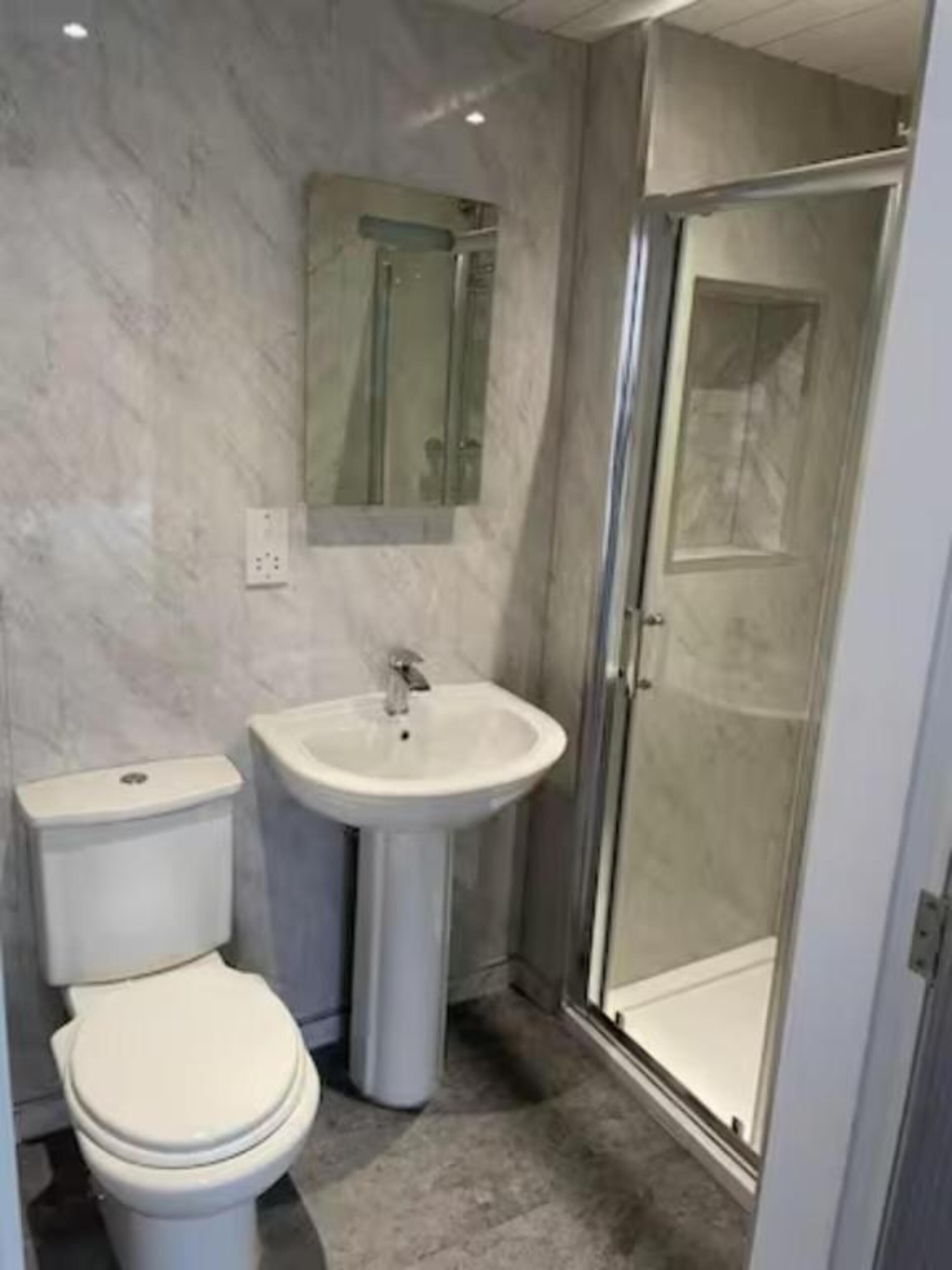 Dusche, kostenlose Toilettenartikel, Handtücher, Seife