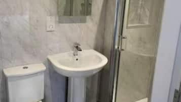 Dusche, kostenlose Toilettenartikel, Handtücher, Seife