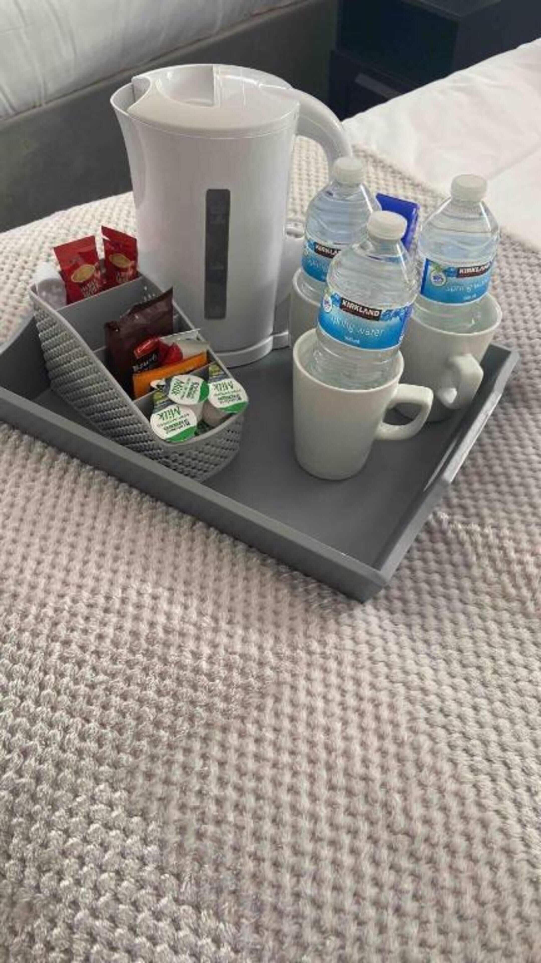 Tabla de planchar con plancha, wifi gratis y ropa de cama 
