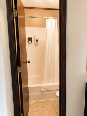 Hair dryer, towels, soap, shampoo - Denali Park Hotel King (Healy)