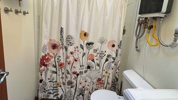 Séchoir à cheveux, serviettes fournies, savon, papier de toilette