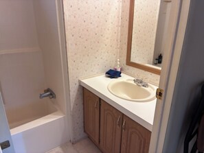 Bathroom - Cozy 2-bedroom cabin Wofford Heights, with hot tub/AC/sauna (Wofford Heights)