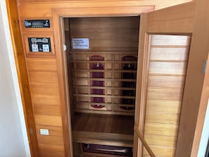 A sauna room with a sign indicating it's for dry use only and a manual reset thermostat. - Cozy 2-bedroom cabin Wofford Heights, with hot tub/AC/sauna (Wofford Heights)