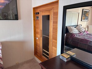 Room - Cozy 2-bedroom cabin Wofford Heights, with hot tub/AC/sauna (Wofford Heights)