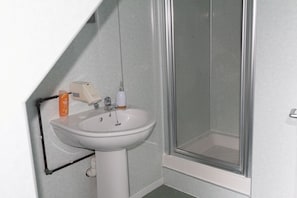 Sèche-cheveux, serviettes fournies, savon, papier toilette