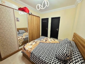 3 bedrooms, desk, WiFi (free), bed sheets