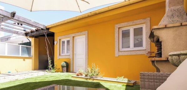 Terrace/patio - Perafita Yellow House - EcoHost | Aeroporto · BBQ (Perafita)