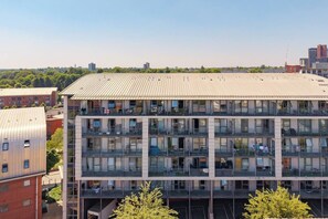 A multi-story building with balconies, large windows, and a flat roof. - Central Apt - Balcony | Netflix | Walk to Bullring (Birmingham)