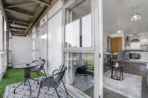A modern apartment with a balcony, a dining area, and a kitchen. - Central Apt - Balcony | Netflix | Walk to Bullring (Birmingham)