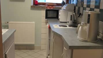 Cafetière-théière, réfrigérateur, four à micro-ondes, surface de cuisson