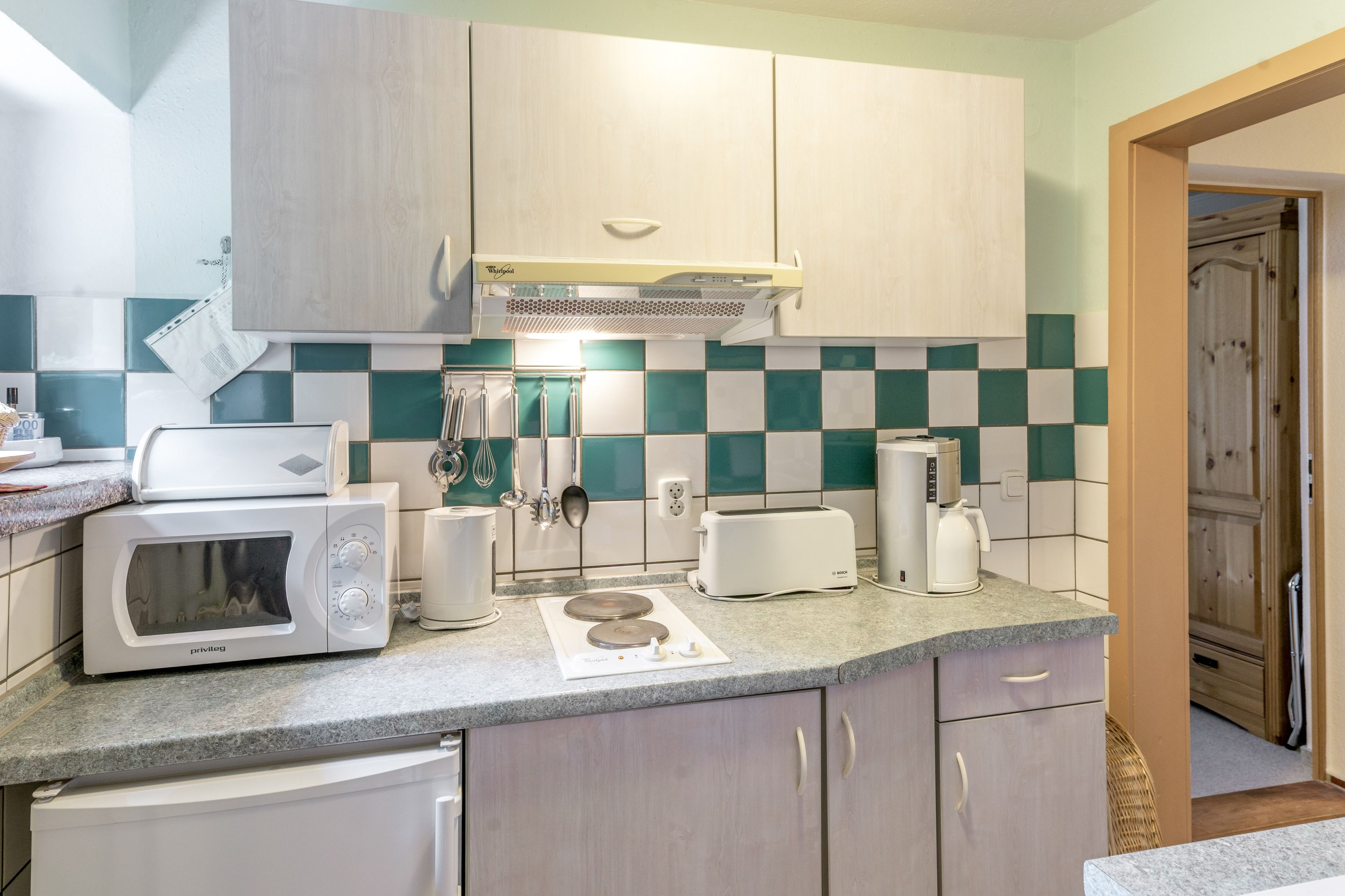 Coffee/tea maker, fridge, microwave, stovetop