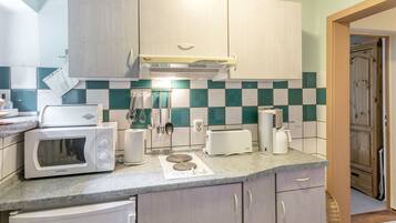 Coffee/tea maker, fridge, microwave, stovetop