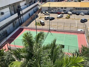 Un parking à plusieurs niveaux avec un terrain de basket en premier plan.