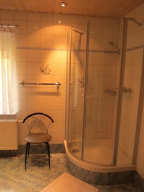 Bathroom - Apartment "Ferienwohnungen Oberwiesenthal" with Mountain View, Balcony, and Wi-Fi (Oberwiesenthal)