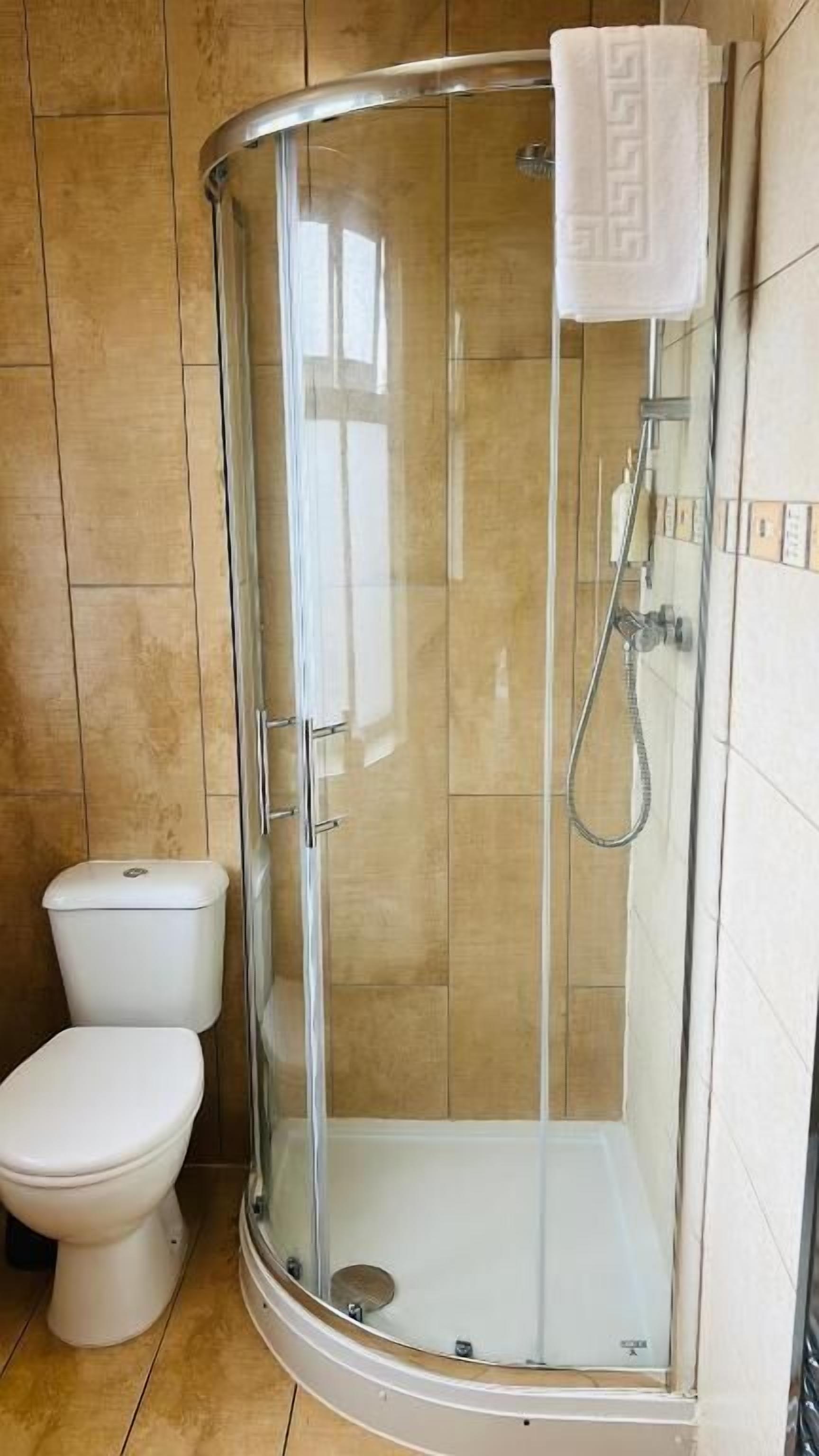 Habitación familiar | Baño | Ducha, toallas y papel higiénico