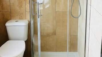 Habitación familiar | Baño | Ducha, toallas y papel higiénico