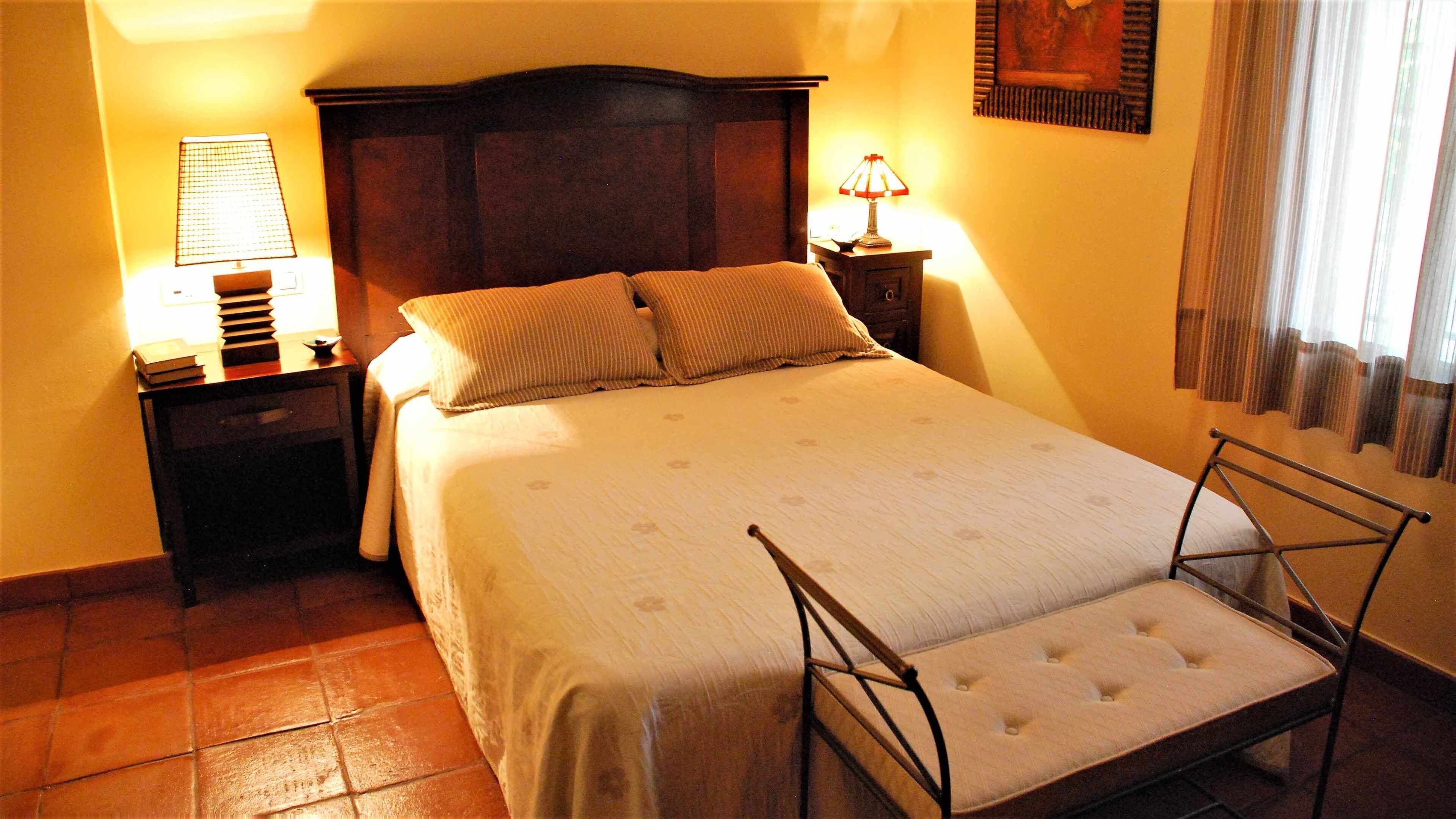 4 chambres, bureau, fer et planche à repasser, lit de bébé portatif