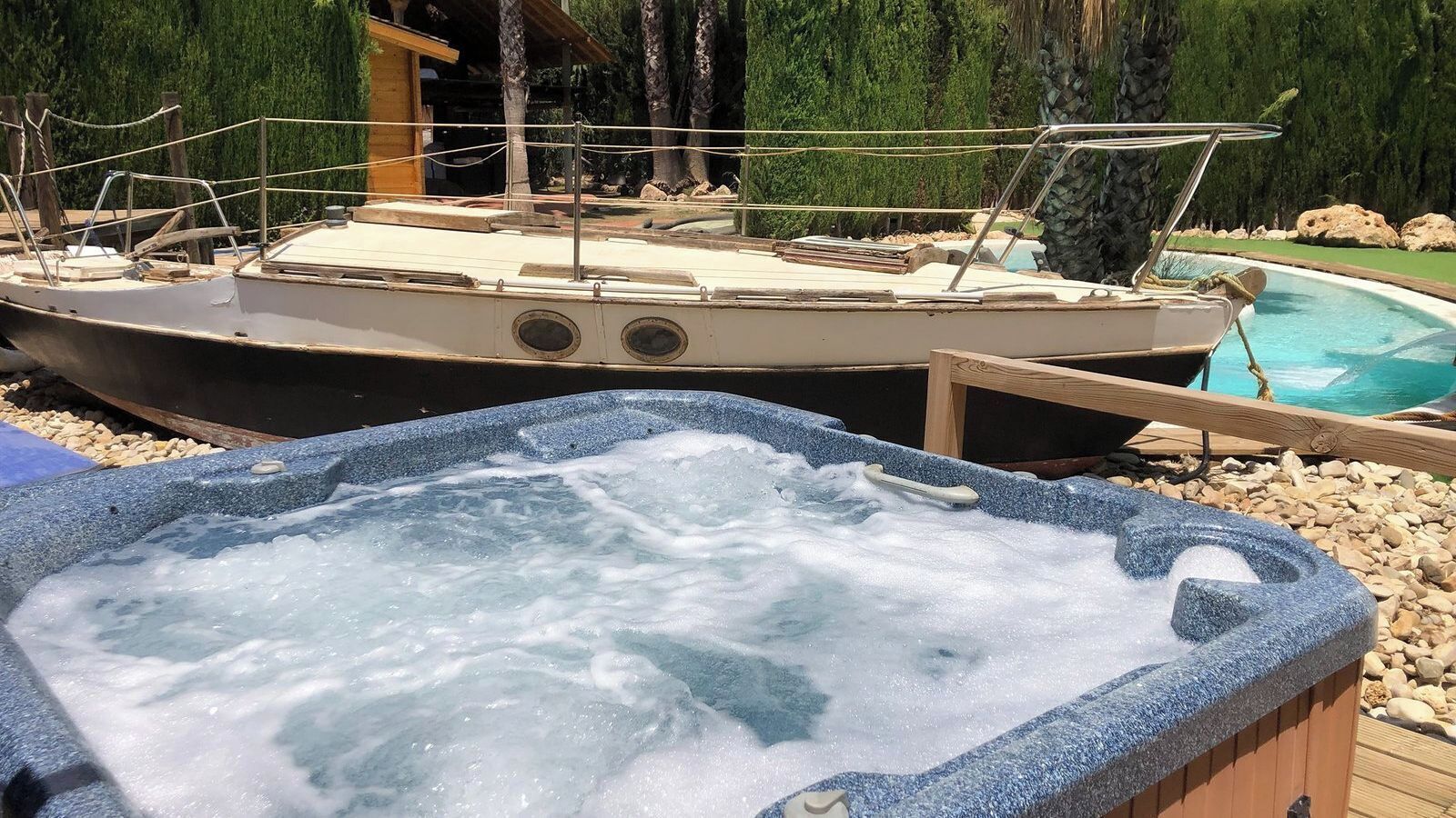 Outdoor spa tub