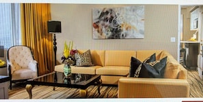 Living area - Pleasant 1-bedroom Villa with sleep sofa and dining area with refrigerator (Las Vegas)