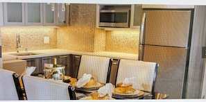 Dining - Pleasant 1-bedroom Villa with sleep sofa and dining area with refrigerator (Las Vegas)