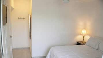 Basic Double Room | Minibar, WiFi (free), bed sheets