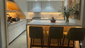 Frigobar, microondas, horno y parrilla de estufa