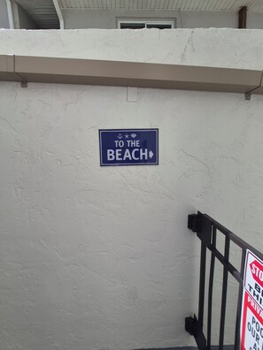 A sign on a wall indicating 'TO THE BEACH' with a directional arrow. - Beautiful Oceanfront 2/2 Condo, Private Balcony, Beachfront pool, No-Drive Beach (Daytona Beach)