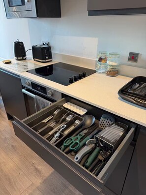 Eine Küche mit Einbauofen, Toaster und Wasserkocher auf der Arbeitsfläche.