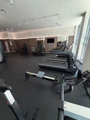 Ein Fitnessstudio mit Laufbändern, Ergometer und Krafttrainingsgeräten.