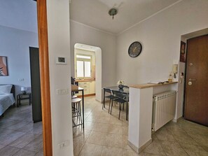 Ein kompakter Wohnbereich mit Küchenzeile, Essbereich und Schlafzimmer.