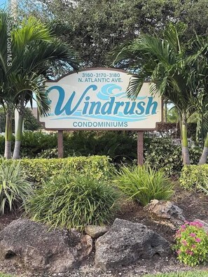 Schild für die Windrush Condominiums mit Kontaktdaten und Adresse.