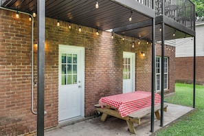 Outdoor dining - Columbus Collective - 4 Suites Sleeps 32 - 8 bed 8 bath (Columbus)
