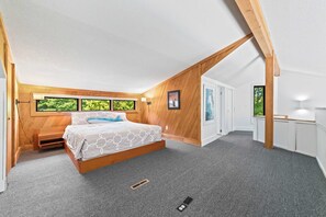 Ein Schlafzimmer mit einem hölzernen Bett, einem Fenster und einer Tür.