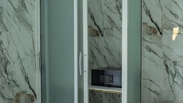 Deluxe Suite, Pool View | Interior
