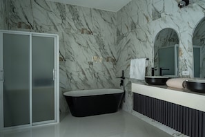 Suite Deluxe, vista a la alberca | Baño