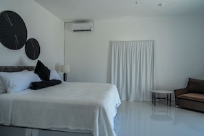 Suite Deluxe, vista a la alberca | Caja de seguridad en la habitación y tabla de planchar con plancha 