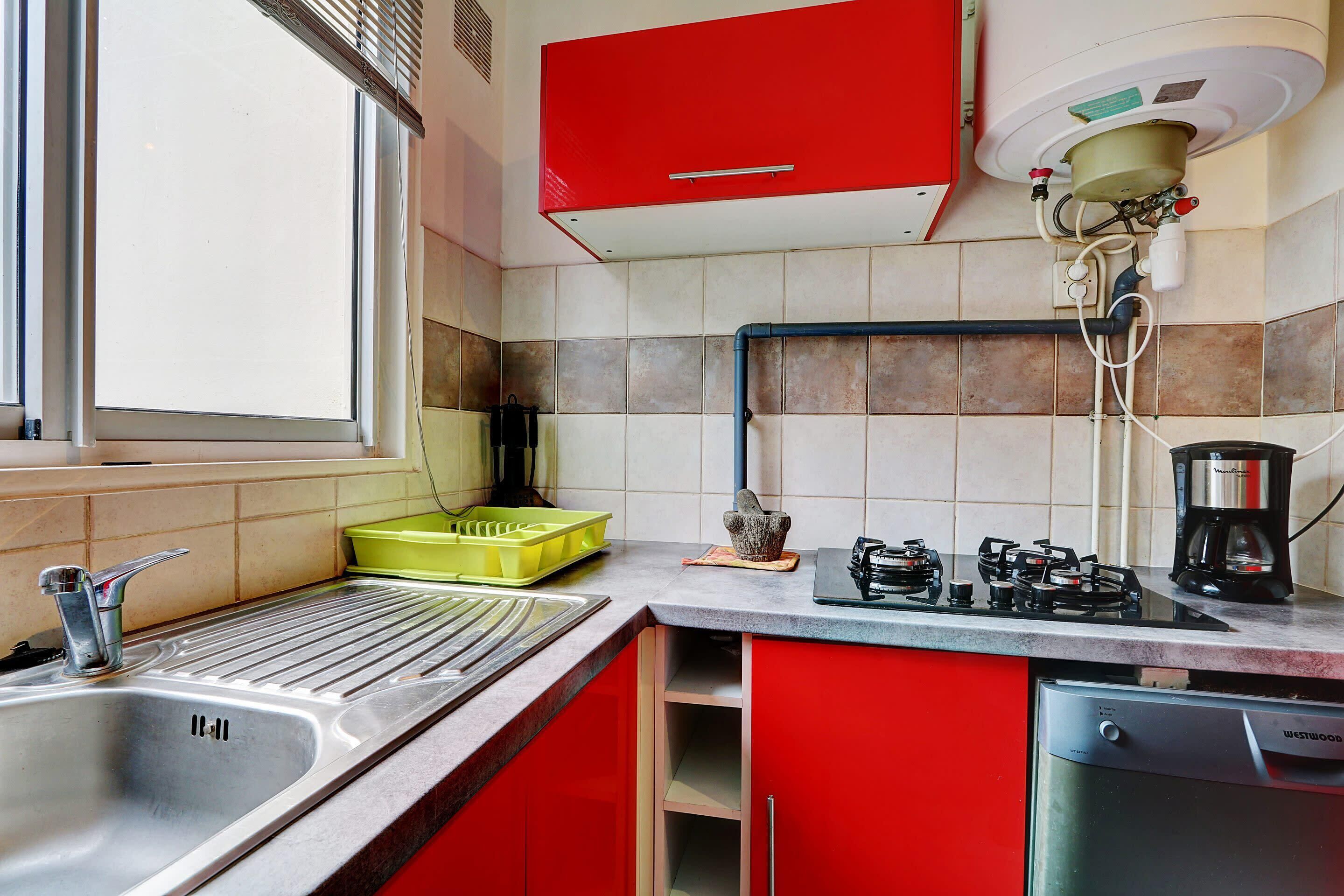 Frigorifero, microonde, forno, piano cottura